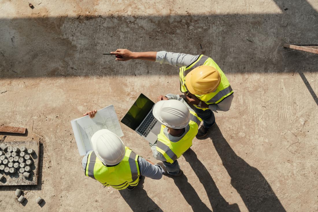 Brownfield vs. greenfield: Ktorý typ pozemku je dnes výhodnejší pre výstavbu priemyselných hál?